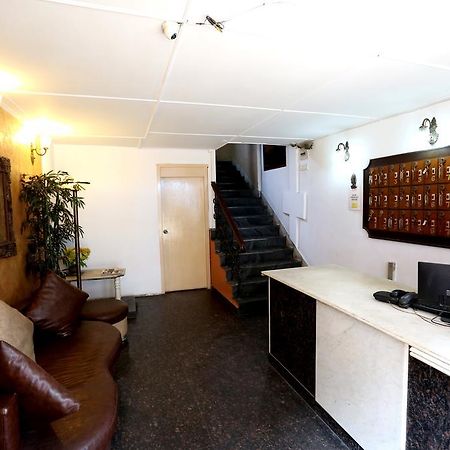 Central Guest House Колката Екстериор снимка