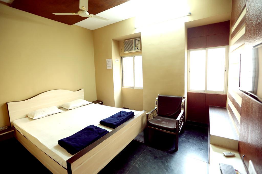 Central Guest House Колката Екстериор снимка