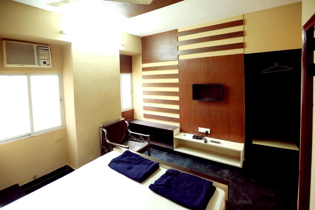 Central Guest House Колката Екстериор снимка