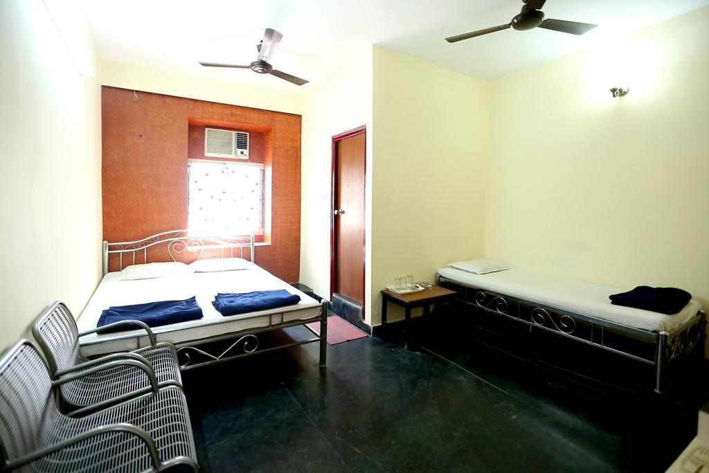 Central Guest House Колката Екстериор снимка