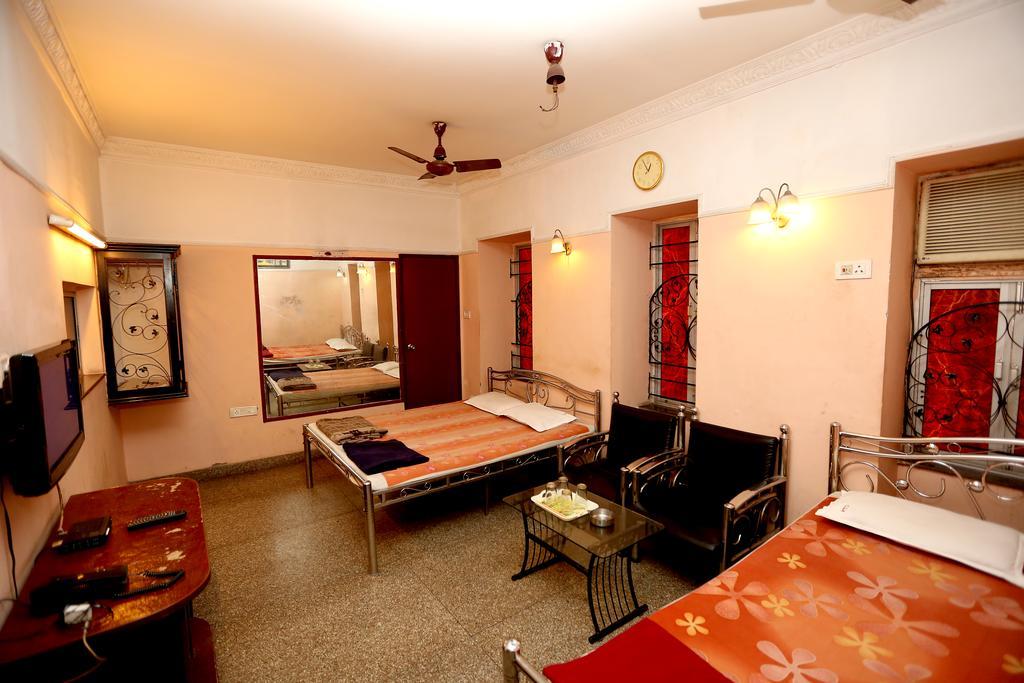 Central Guest House Колката Екстериор снимка