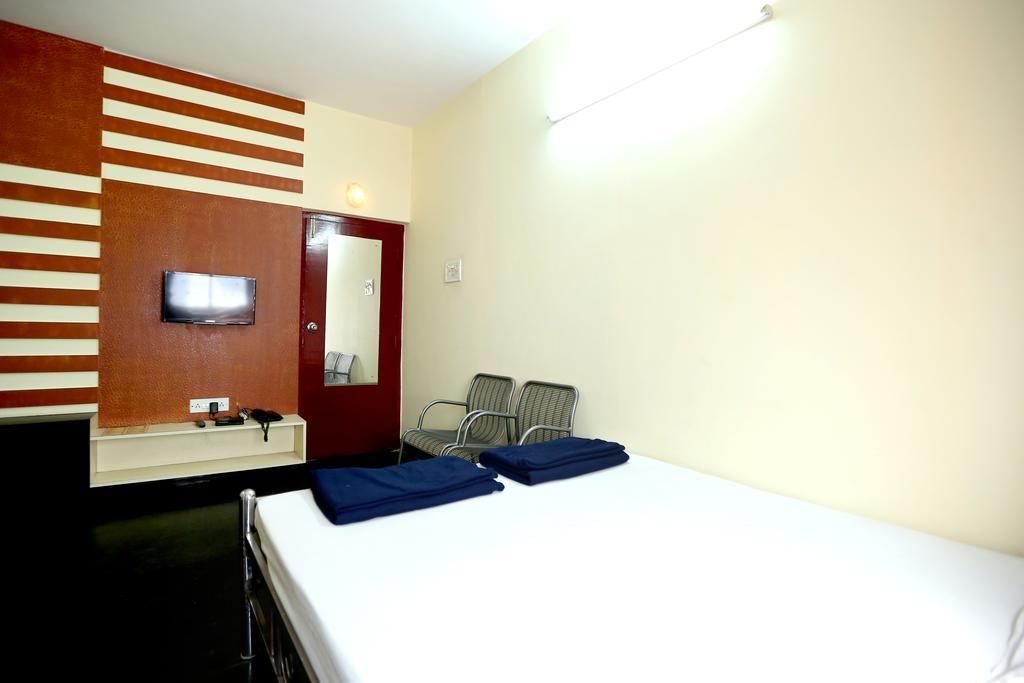 Central Guest House Колката Екстериор снимка
