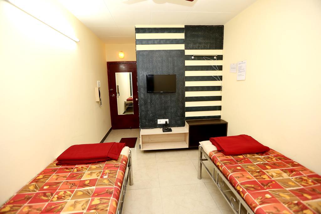 Central Guest House Колката Екстериор снимка