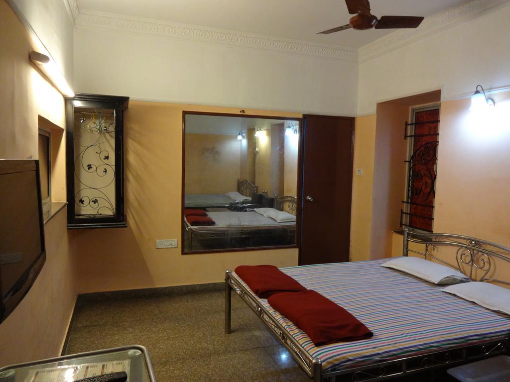 Central Guest House Колката Екстериор снимка