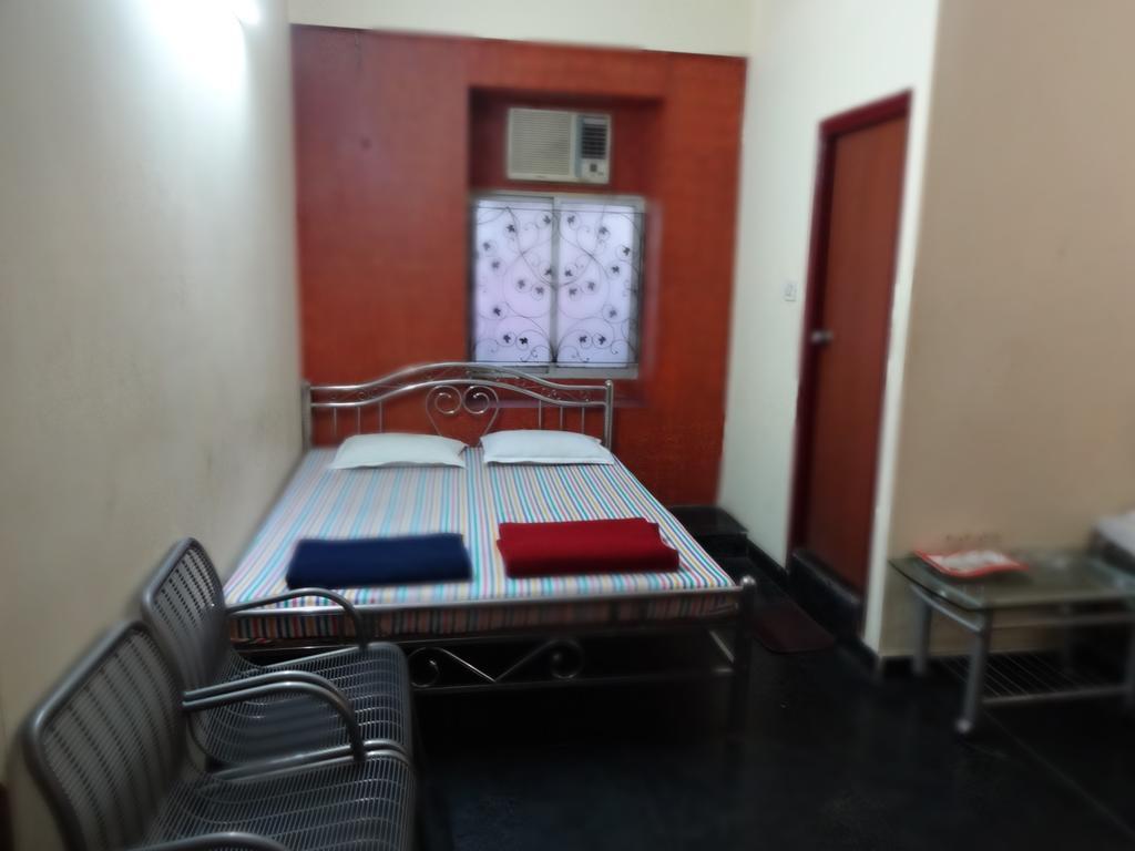 Central Guest House Колката Екстериор снимка