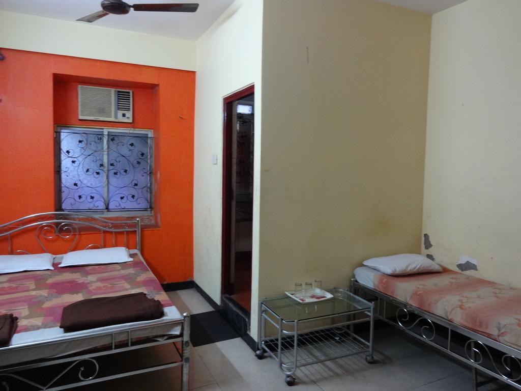 Central Guest House Колката Екстериор снимка